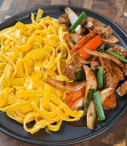 Lomo con Tallarines a la Huancaína